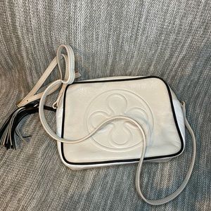 Classic White Venezia Crossbody 💕